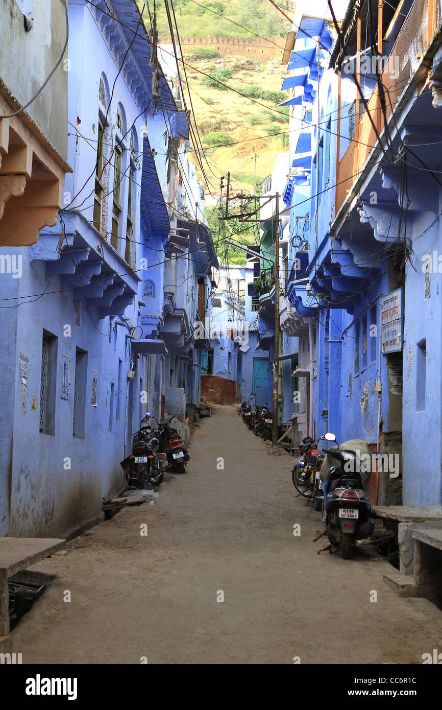 Straßenszene mit traditionellen blau gefärbt beherbergt. Bundi. Rajasthan. Indien Stockfoto
