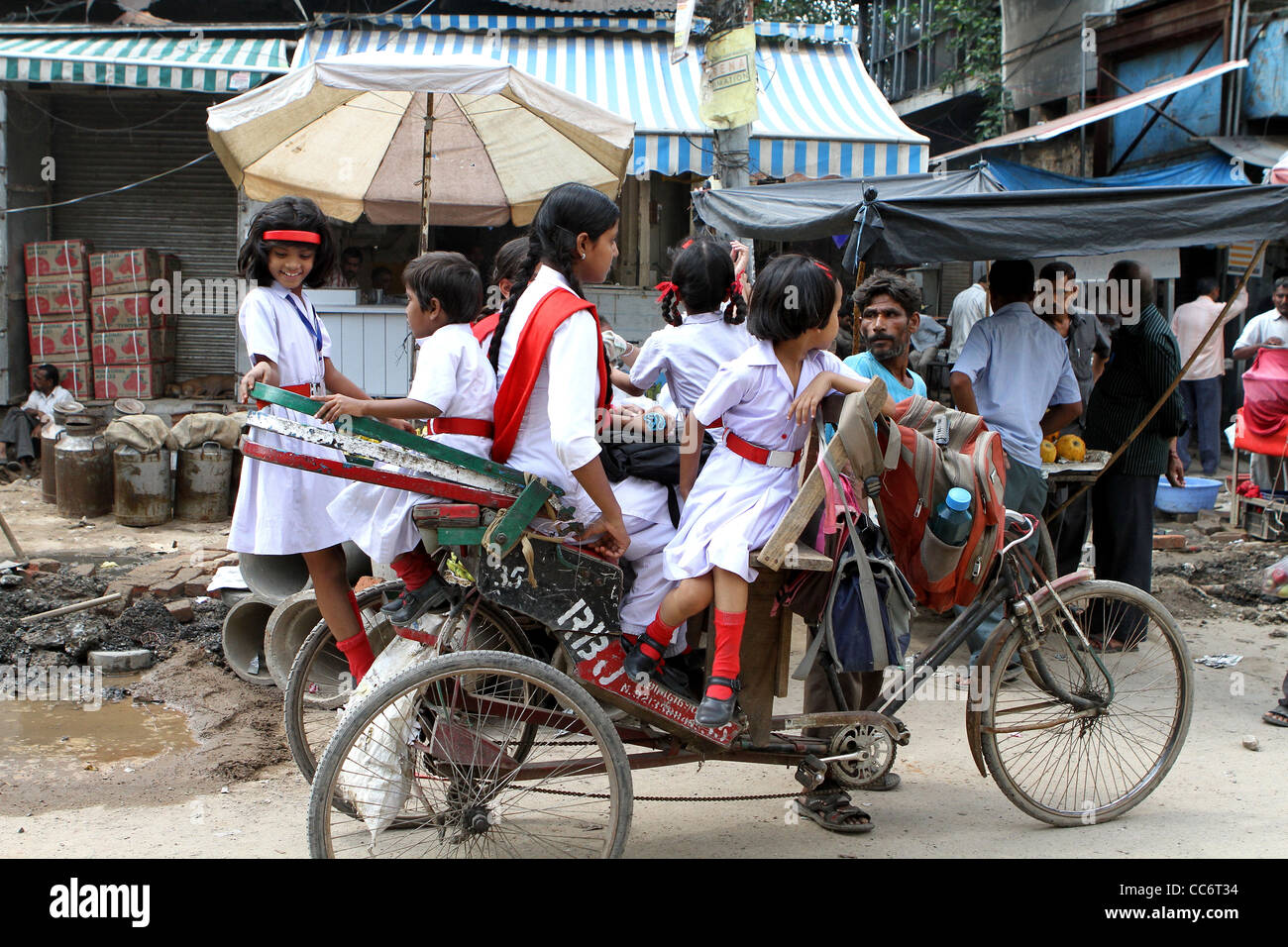 Indische Schulkinder mit Velo-Rikscha zur Schule gehen. Delhi Stockfoto