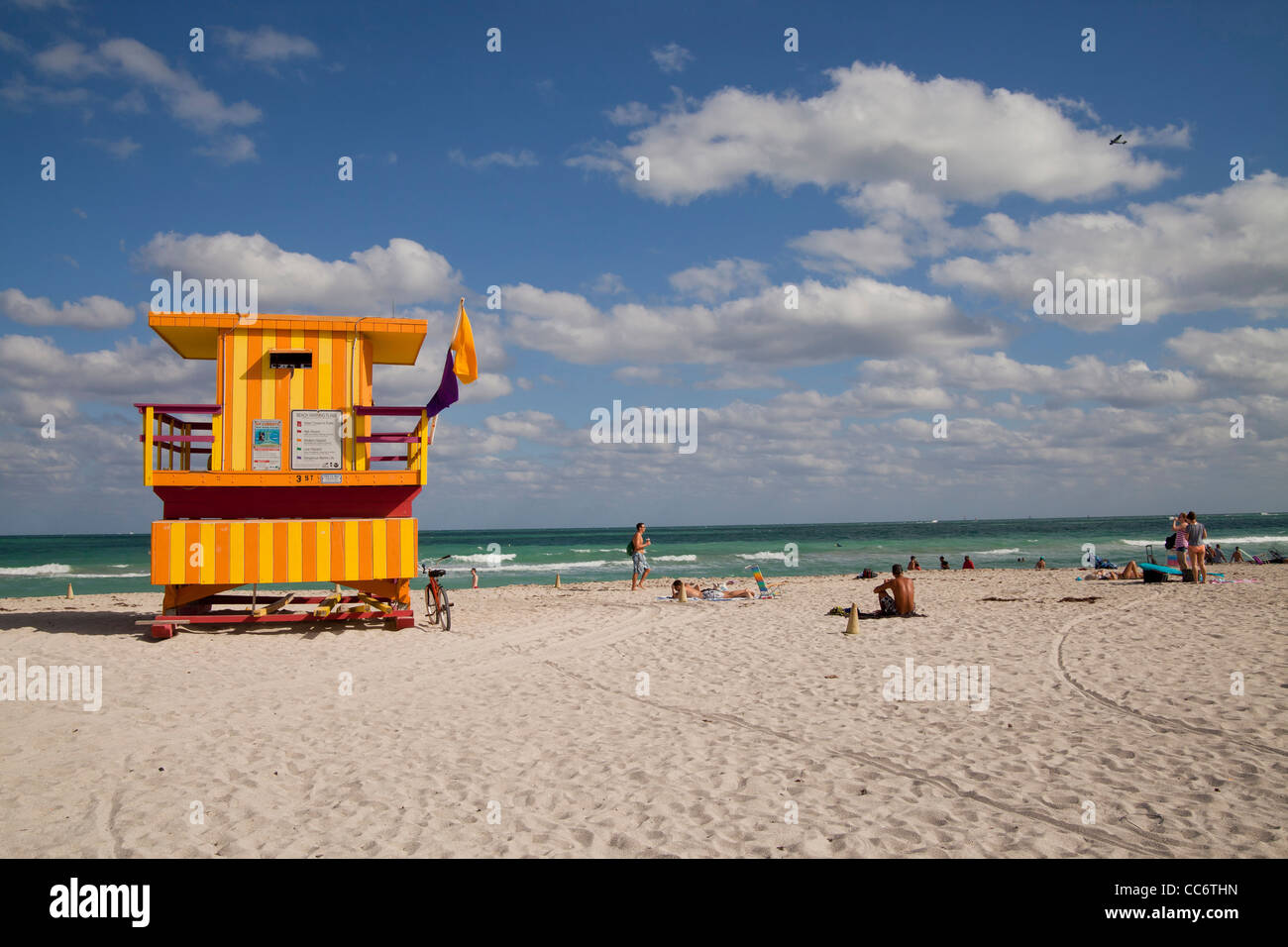 bunt bemalte Rettungsschwimmer stehen am South Beach, Miami, Florida, USA Stockfoto