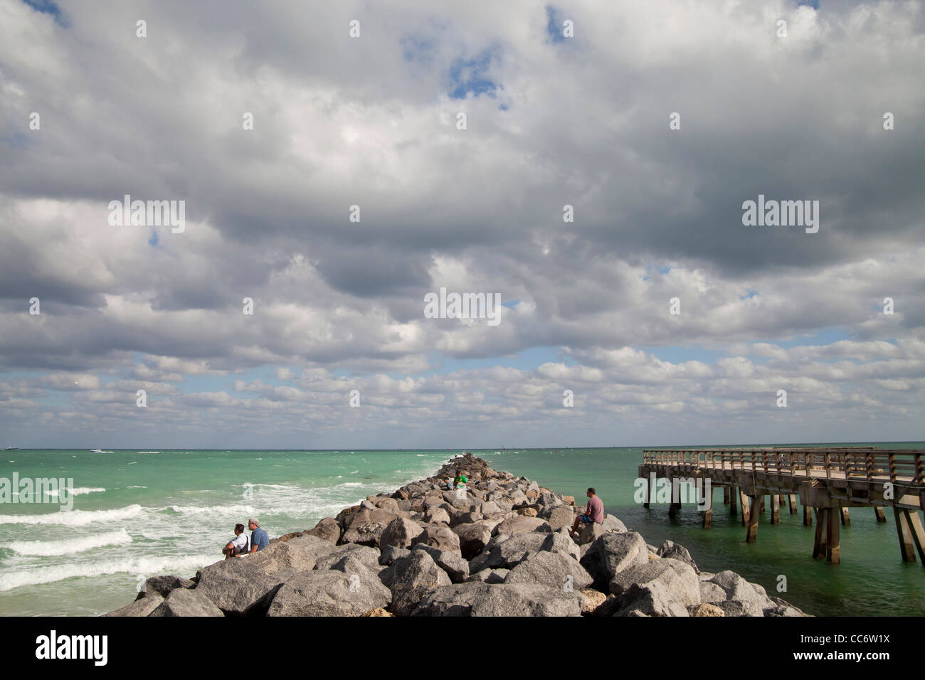 Pier und Wellenbrecher in South Beach, Miami, Florida, USA Stockfoto