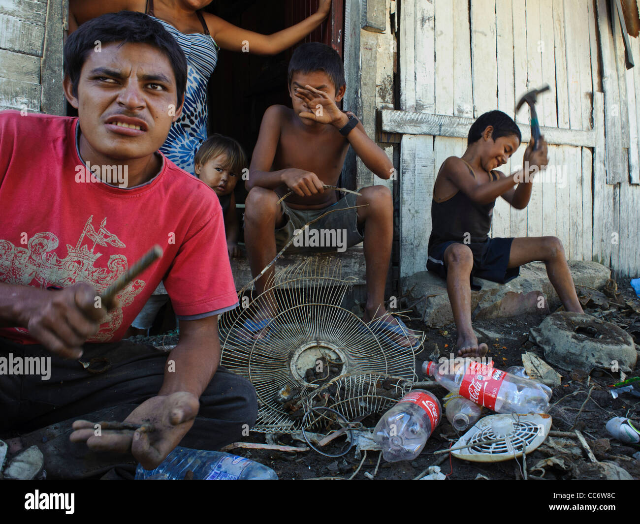 Drei Generationen von einer Familie machen Enden treffen durch das recycling von Metall und Kunststoff, die sie in San Pedro Sula zu sammeln. Los Bordos Stockfoto