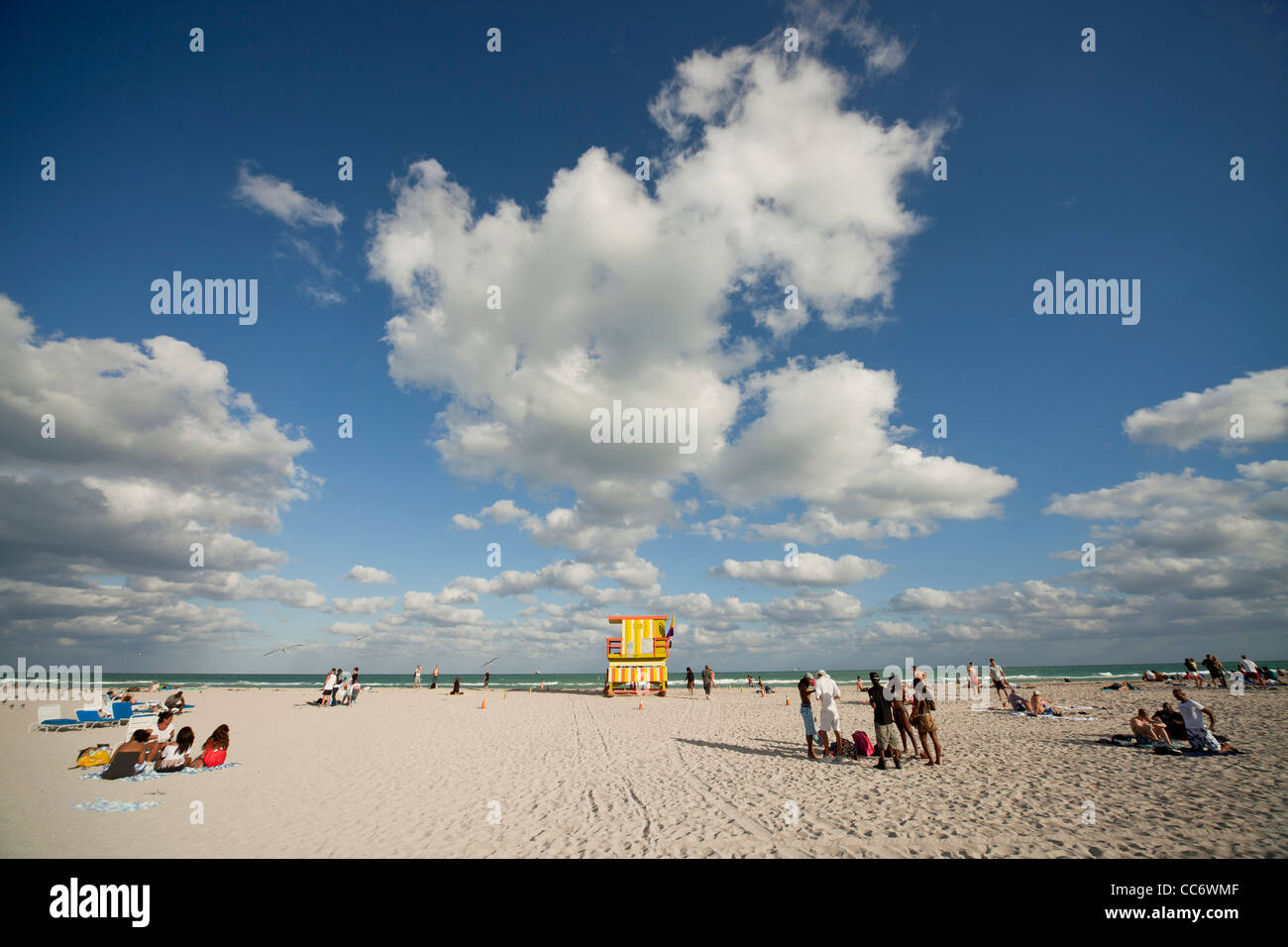 bunt bemalte Rettungsschwimmer stehen am South Beach, Miami, Florida, USA Stockfoto