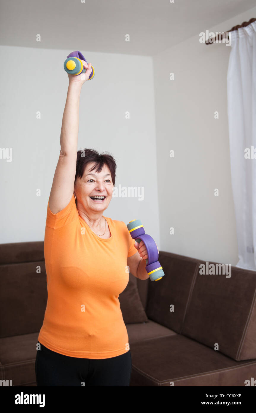 Ältere Frau, die das Training mit Hanteln Stockfoto