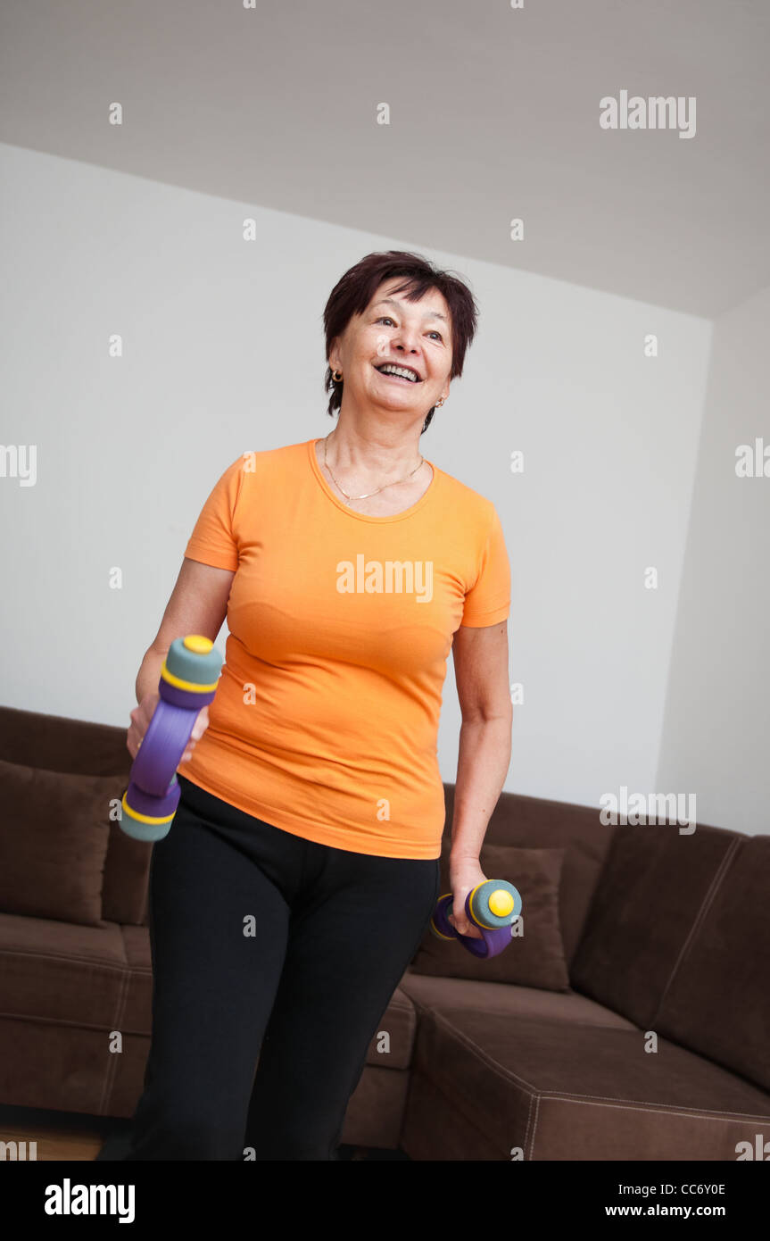 Ältere Frau, die das Training mit Hanteln Stockfoto