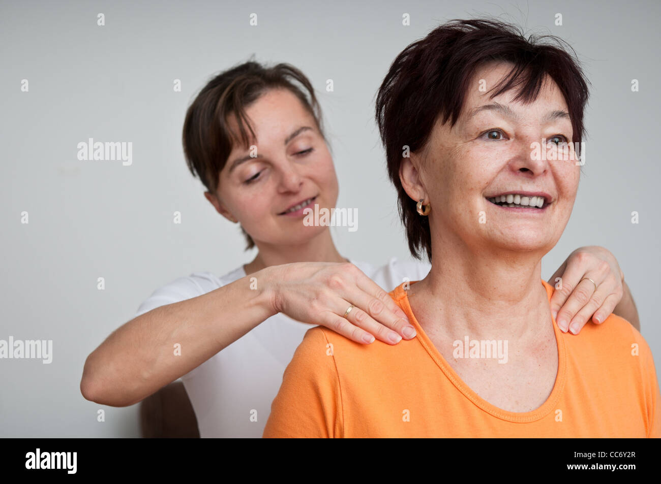 Ältere Frau, an Nackenmassage nach dem Training Stockfoto