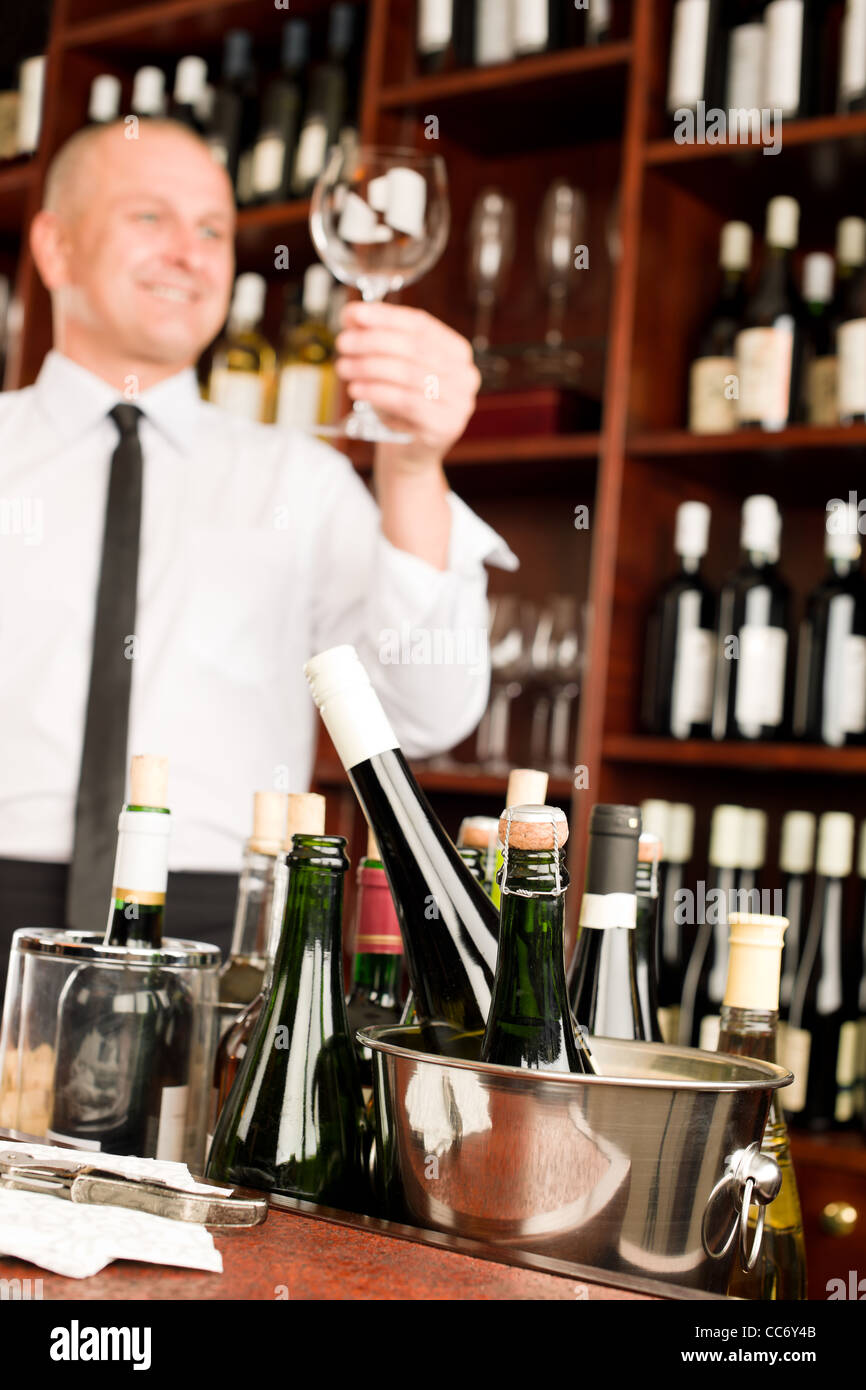 Kellner, sauberes Glas im Restaurant Weinstube Stockfoto