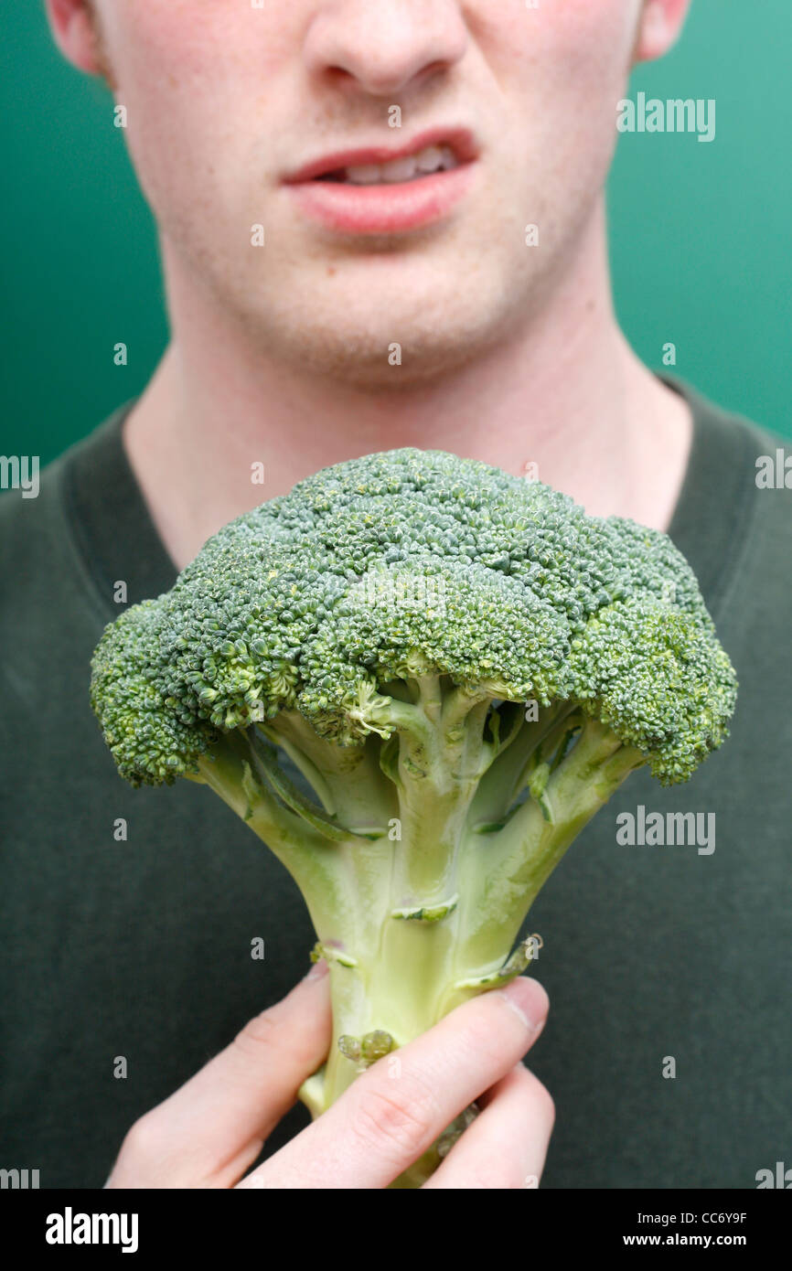 Ein Mann ablehnenden Brokkoli Stockfoto