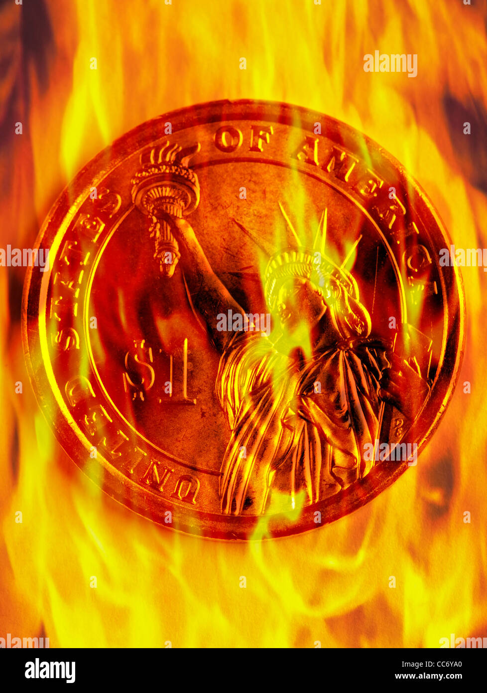 Konzept-Bild-Dollar-Münze auf Feuer mit orange Flamme brennen Stockfoto