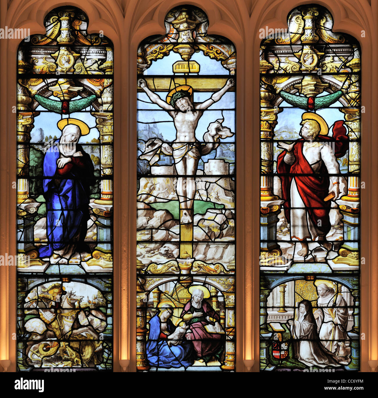 Die kunstvollen flämischen Ostfenster von St Giles Kirche, Ashtead, Surrey, England Stockfoto