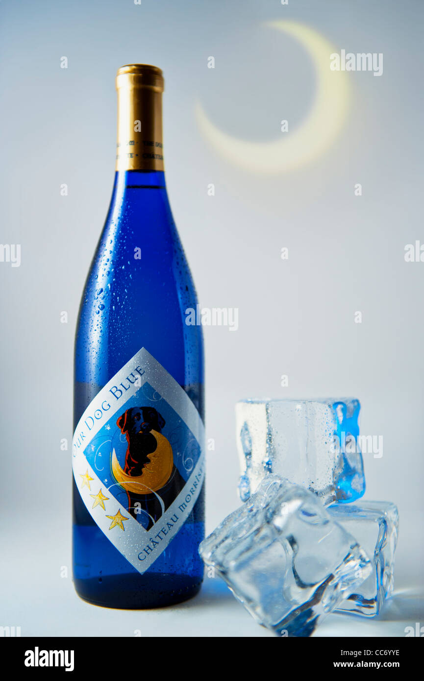 Unsere Blue Dog, weißer Tischwein, Chateau Morrisette mit Halbmond Mond auf der Rückseite Boden und Eiswürfel im Vordergrund. Stockfoto