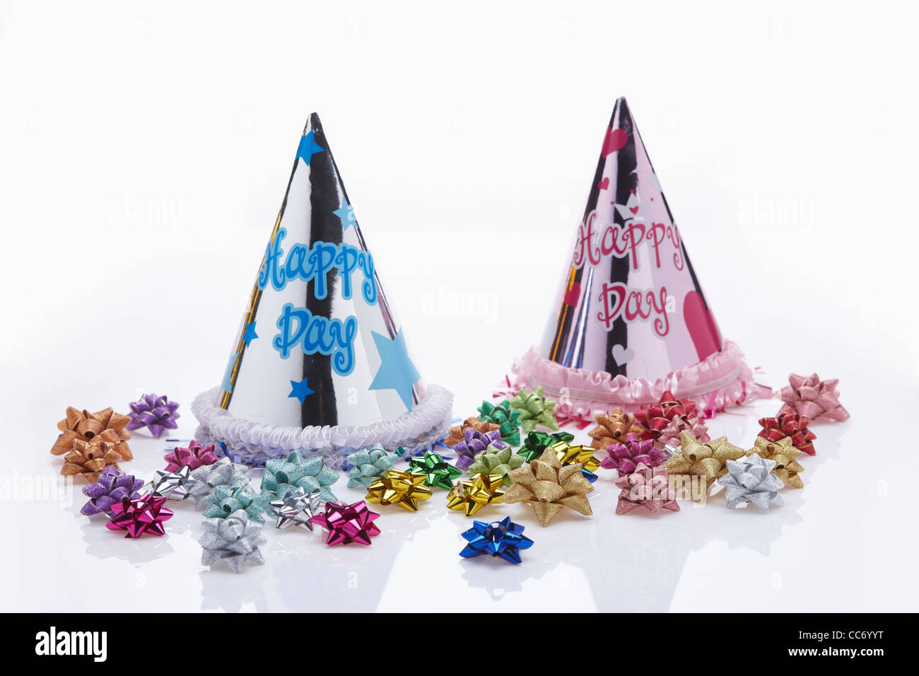 Die blaue und rosa Geburtstag Partyhut mit Dekorationen Stockfoto