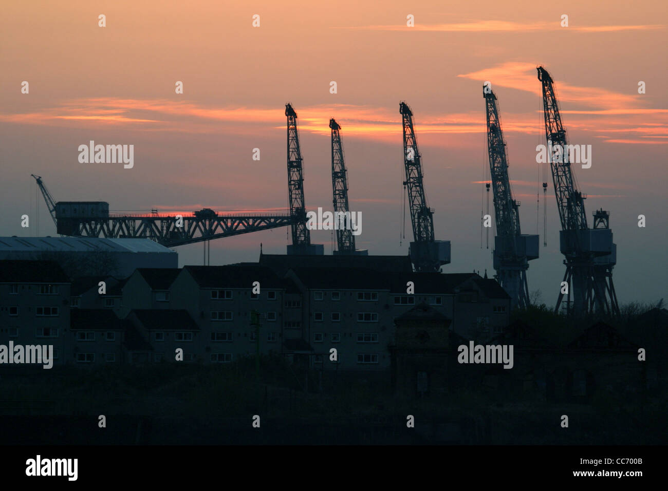 Krane, Teil der Skyline von Glasgows Clydeside Werften Stockfoto