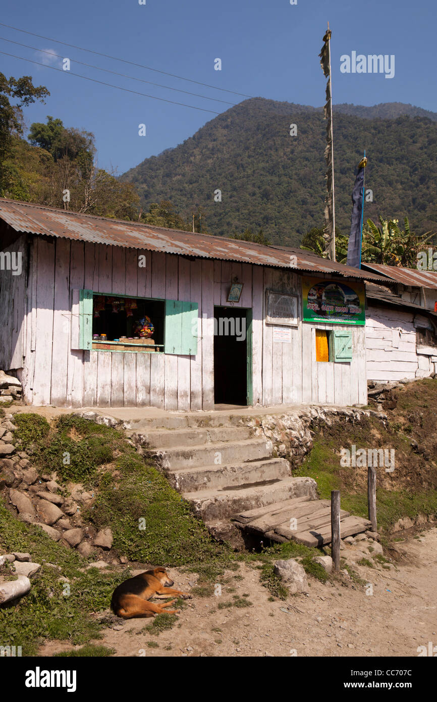 Indien, Arunachal Pradesh, West Kameng Bezirk, Sessa, kleinen Straßencafé im Schatten von Ausläufern des Himalaya Stockfoto