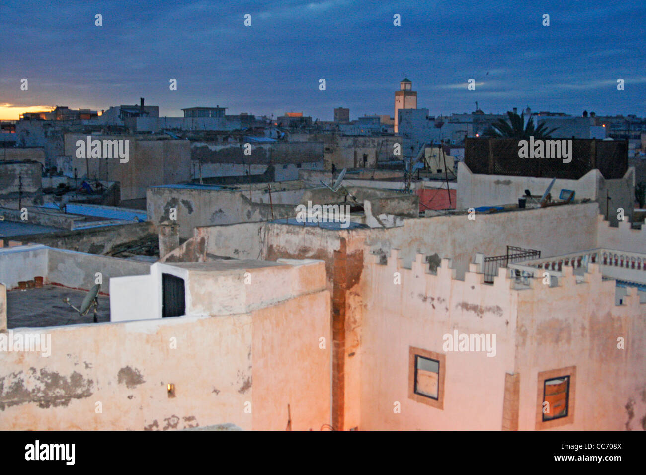 Blick über die Dächer von Essaouira nach Sonnenuntergang, Marokko. Stockfoto