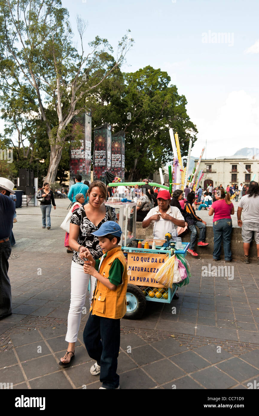 Mexikanische Mutter lächelt ihr junger Sohn Freude in einer Tasse Nüsse gekauft von Lieferanten in Oaxaca Zocal Mexiko Stockfoto