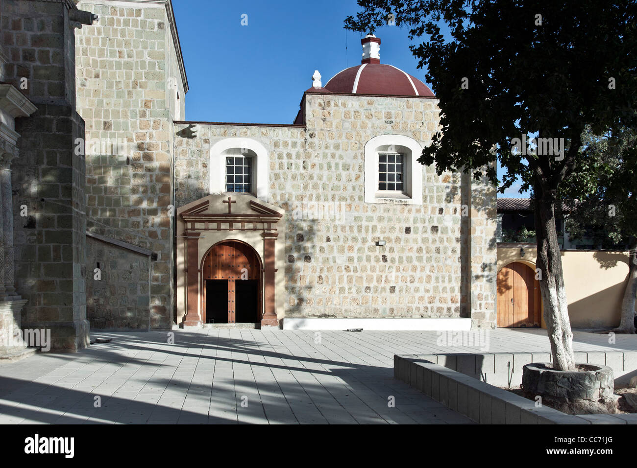 neu restaurierte Innenhof & Eingang zur Marienkapelle Kirche von Carmen Alto Oaxaca Mexico Stockfoto