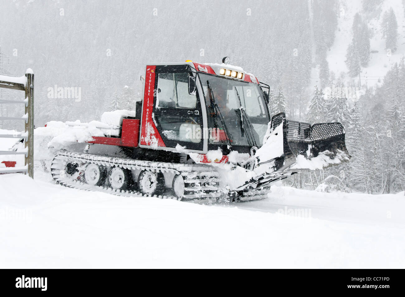 Eine Pistenraupe machen eine Skipiste Stockfoto