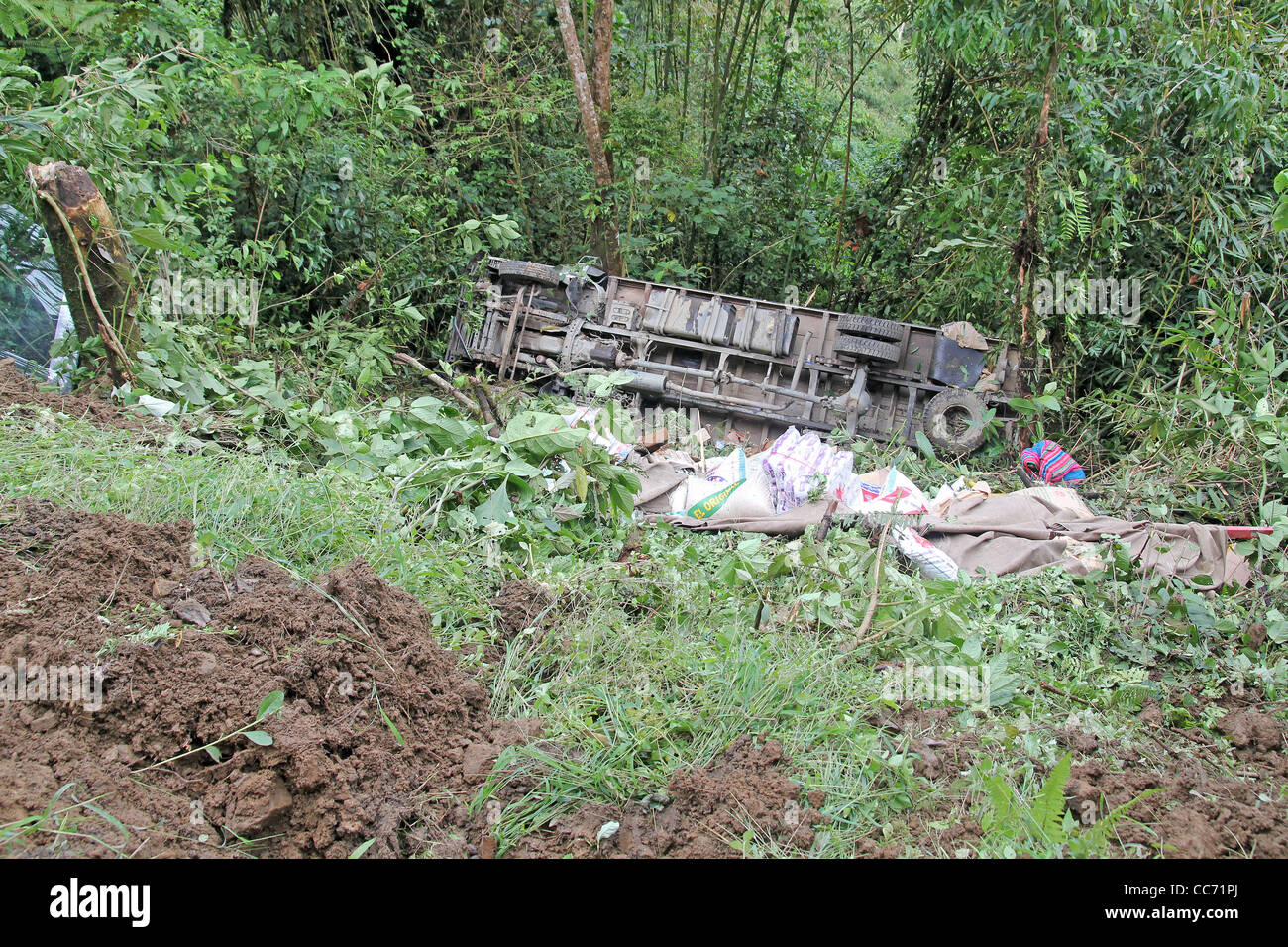 Ein überladener LKW biegt ab diesem Gebirgspass in den Anden, Peru, mit fatalen Folgen Stockfoto