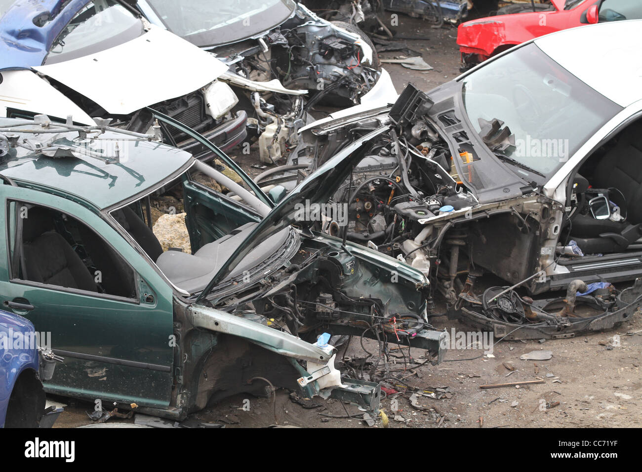 Autos in einem kleinen Schrottplatz demontiert Stockfoto