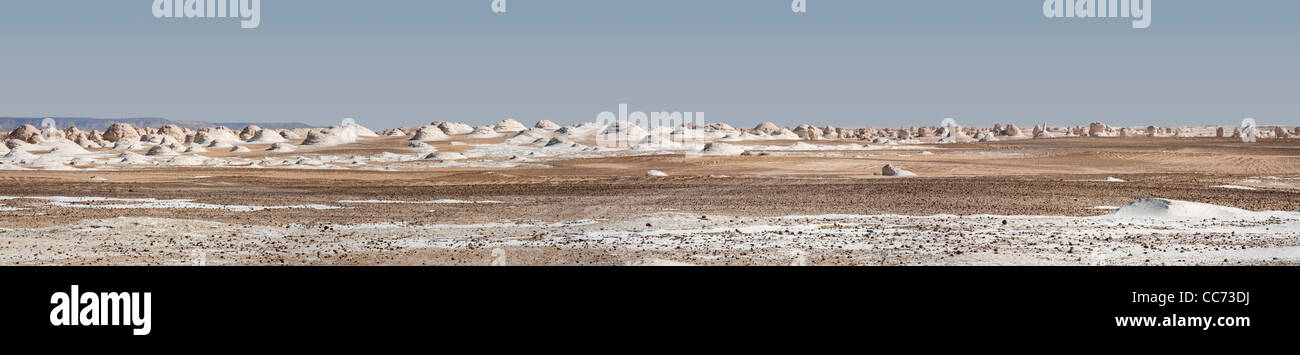 Lange, dünne Panorama-Aufnahme der Inselberge im Sand in die Weiße Wüste, in der Nähe von Farafra Oase, Ägypten Afrika Stockfoto