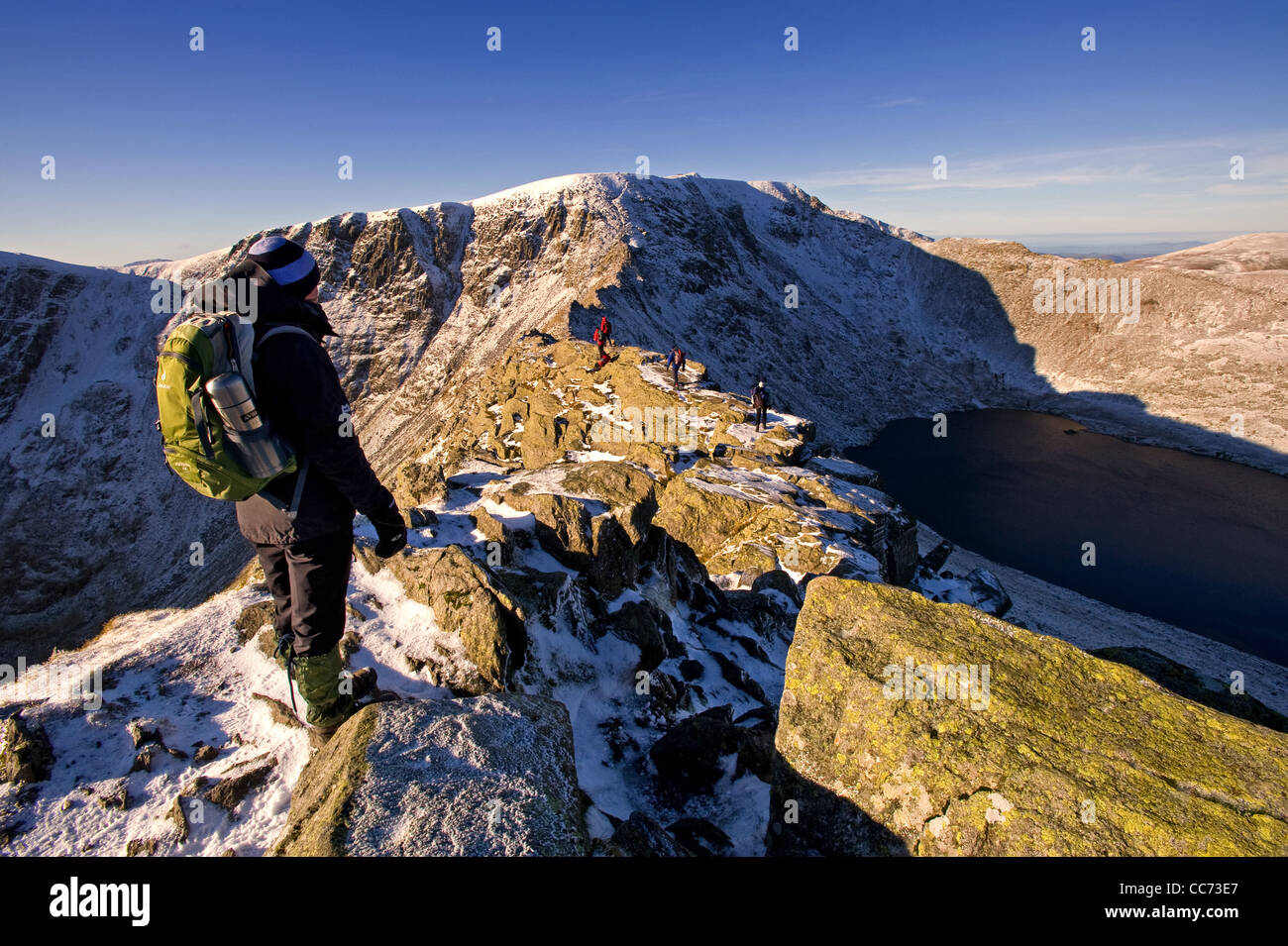 Walker auf Striding Edge, Lakelandpoeten im Lake District Stockfoto