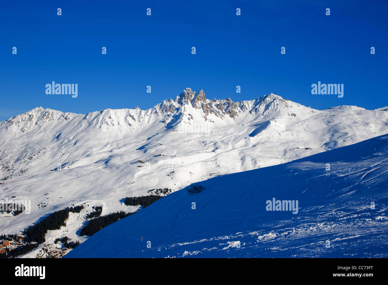Méribel und Courchevel in den Trois Vallées (3-Täler) Skigebieten in der Tarentaise-Tal in den französischen Alpen. Dezember 2011 Stockfoto