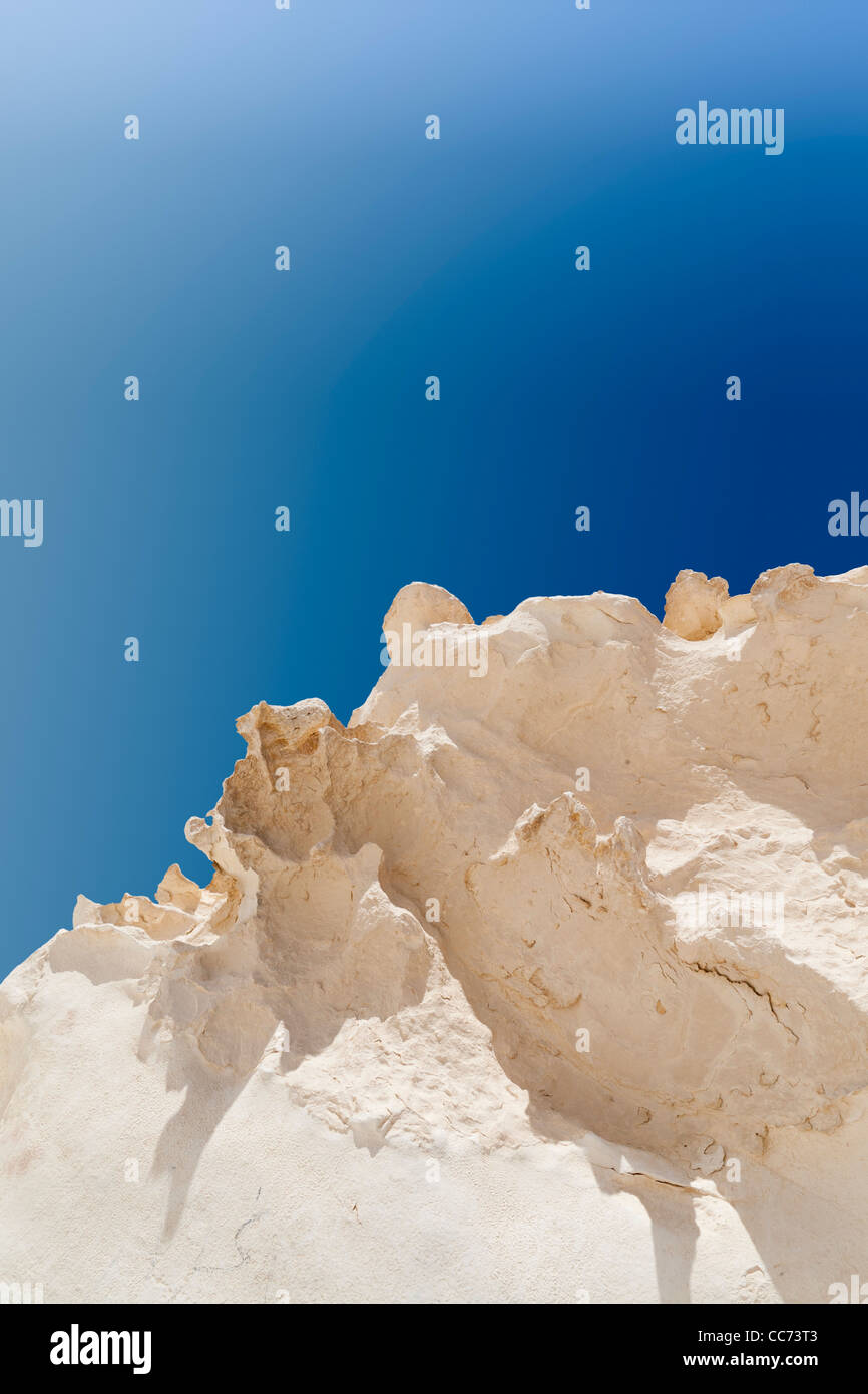 Vertikale Schuss, Nahaufnahme von Inselberg gegen strahlend blauen Himmel in die Weiße Wüste, Farafra Oase, Ägypten Afrika Stockfoto