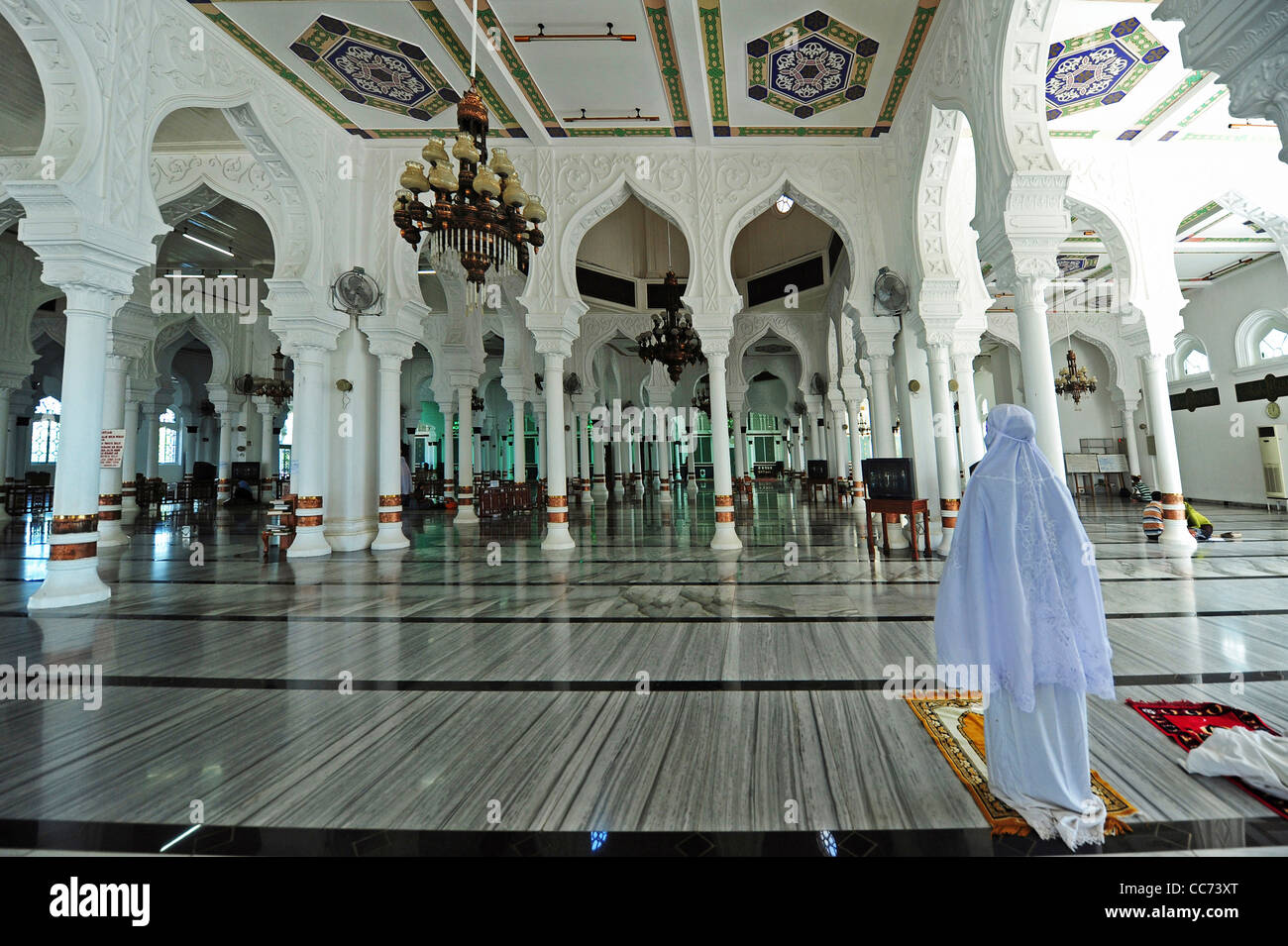 Indonesien, Sumatra, Banda Aceh, Frauen mit Schleier an Baiturrahman Moschee (Mesjid Raya Baiturrahman) beten Stockfoto