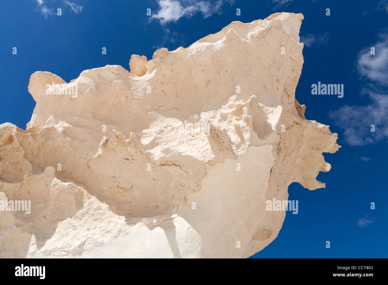 Nahaufnahme von Inselberg gegen strahlend blauer Himmel und Wolkenfetzen in die Weiße Wüste, in der Nähe von Farafra Oase, Ägypten Afrika Stockfoto