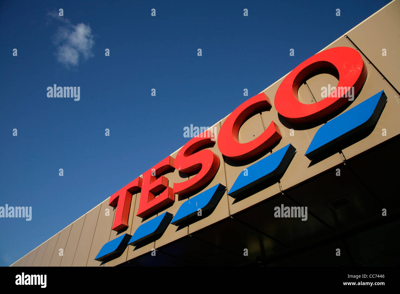 Tesco Supermarkt Shop Zeichen vor einem blauen Himmel gesehen Stockfoto