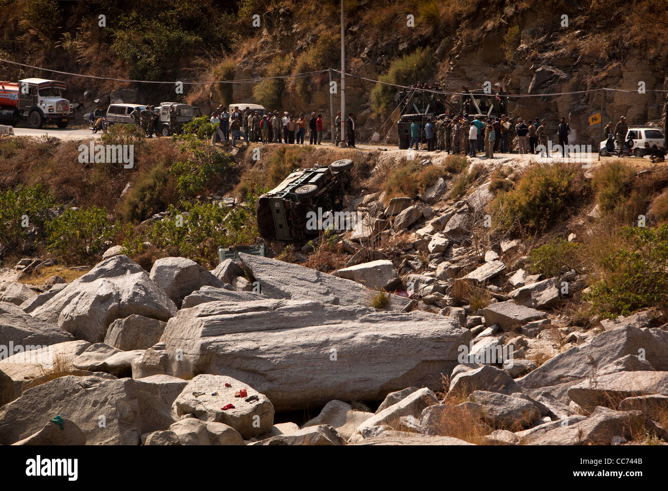 Indien, Arunachal Pradesh, Tenga Cantonment, Armee LKW auf Seite auf Felsen, die off-Road, Bomdila abgestürzt Stockfoto