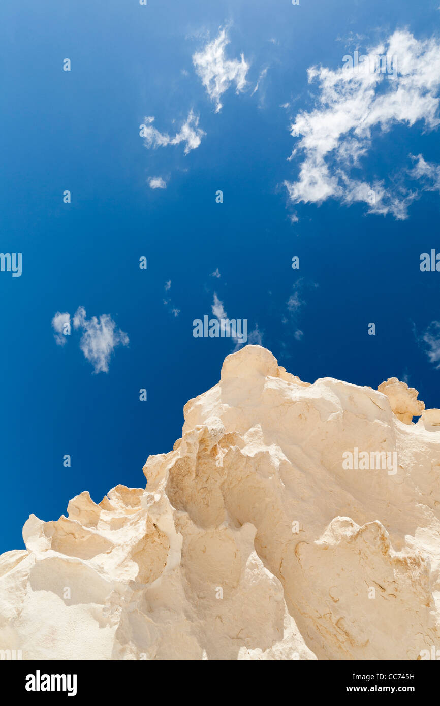 Vertikale Schuss, Nahaufnahme von Inselberg gegen strahlend blauer Himmel und Wolkenfetzen in die Weiße Wüste, Farafra Oase, Ägypten Afrika Stockfoto