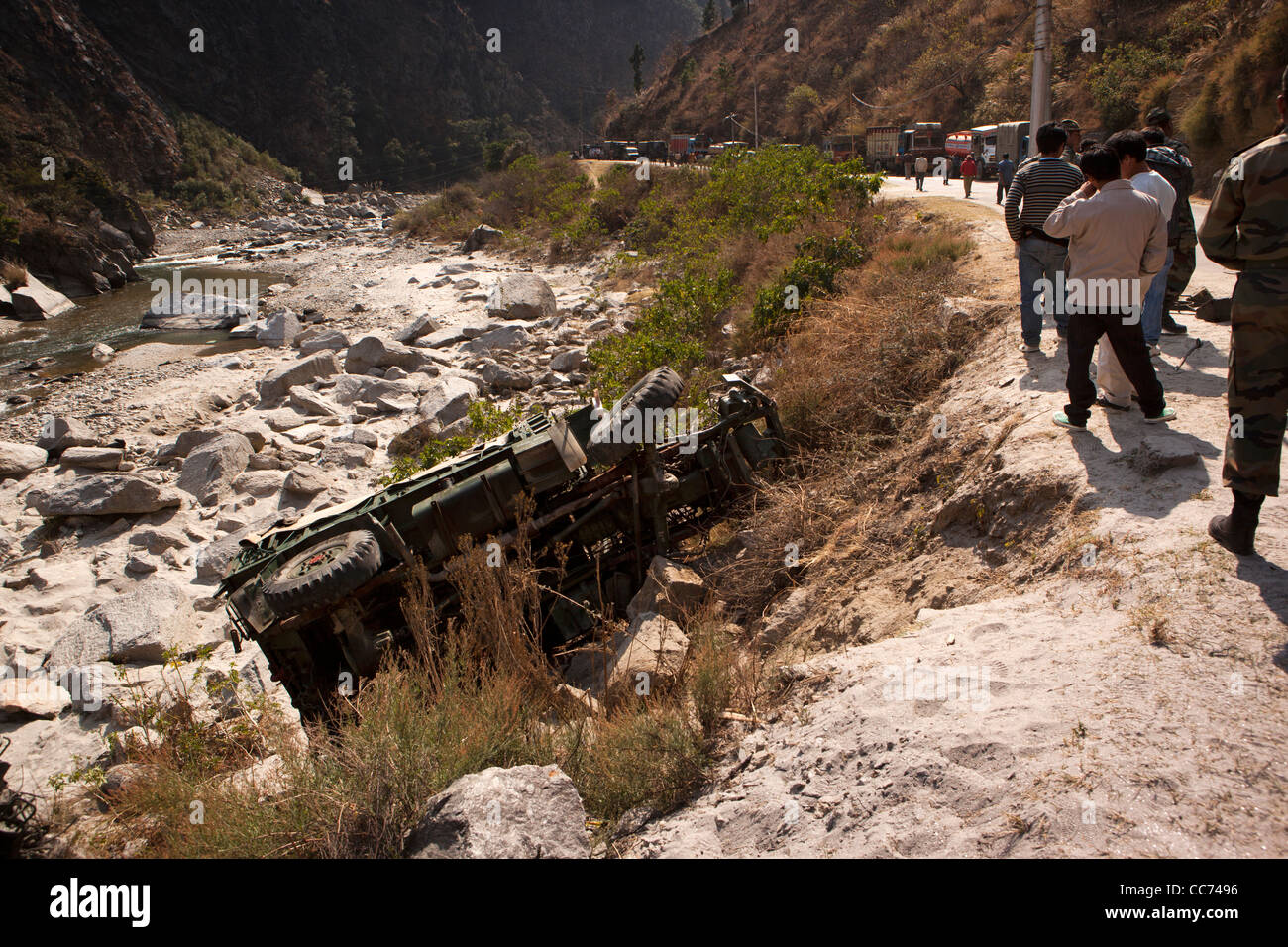 Indien, Arunachal Pradesh, Tenga Cantonment, Armee LKW auf Seite auf Felsen, die off-Road, Bomdila abgestürzt Stockfoto