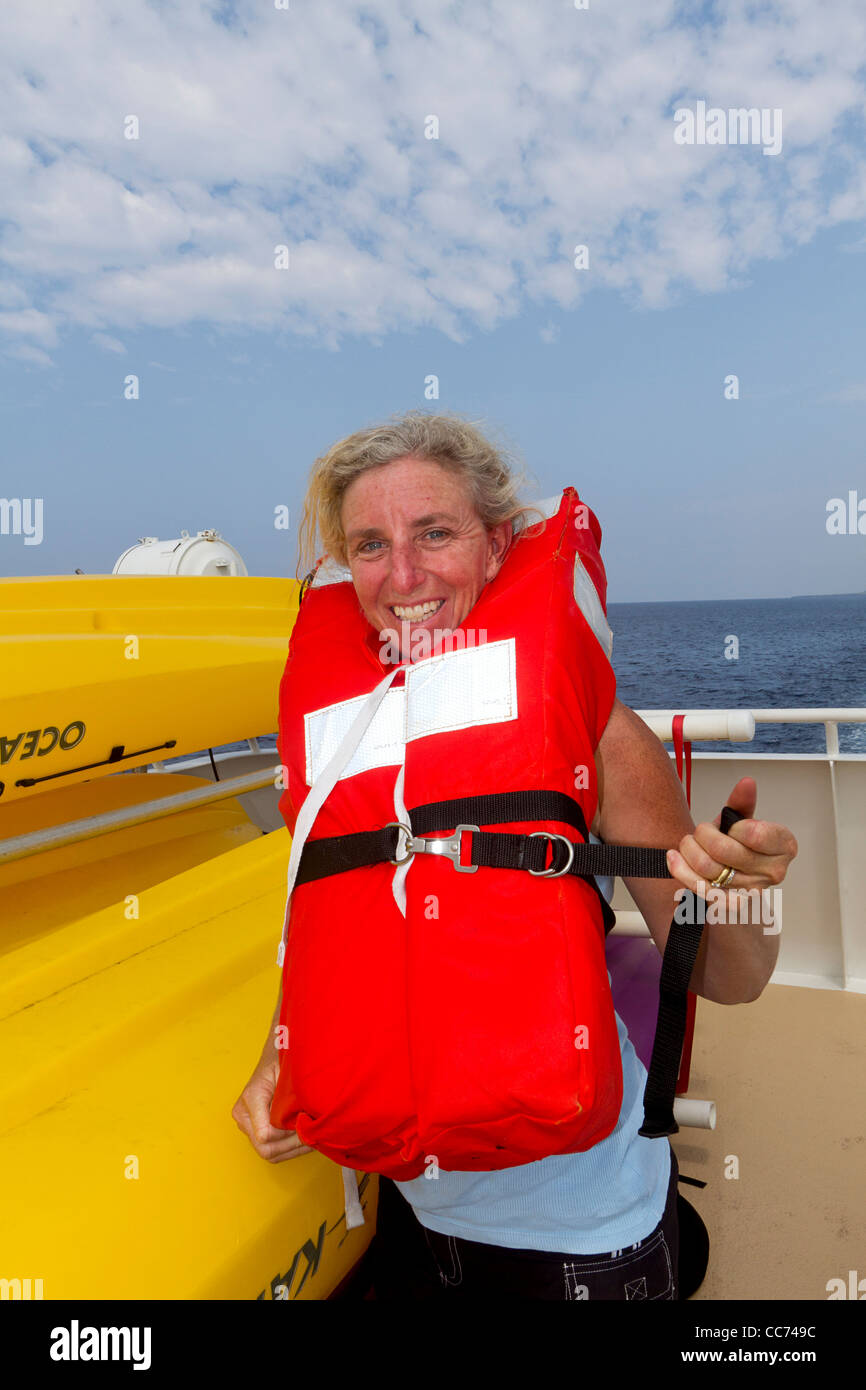 Frau Passagier während Life Boat Drill an Bord Kreuzfahrt-Yacht in Hawaii, USA. Stockfoto