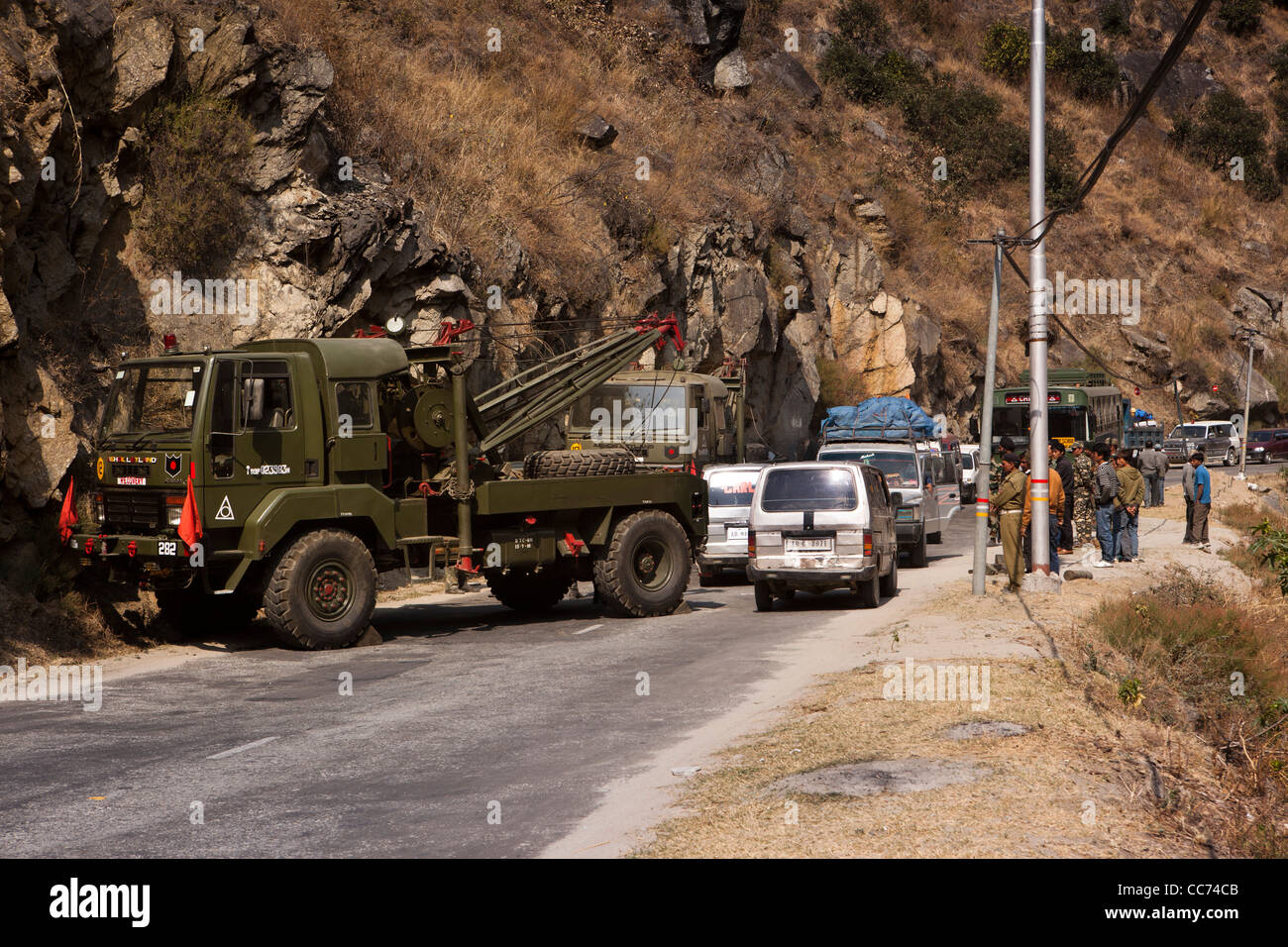 Indien, Arunachal Pradesh, Tenga Cantonment, Armee Erholung LKW erholt Fahrzeug stürzte off-Road, Bomdila Stockfoto