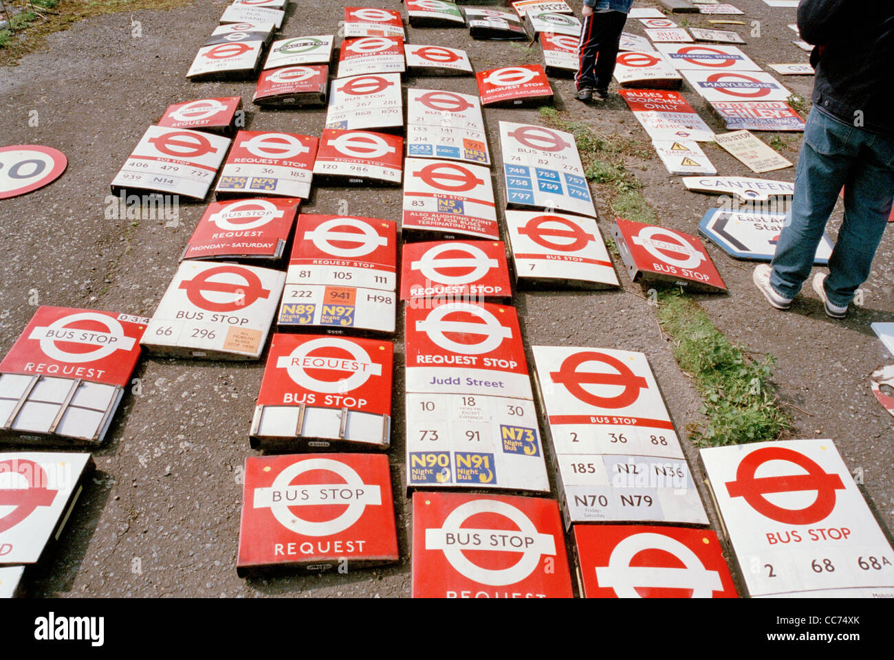 Redundante Emaille London Bus Stop Zeichen zu verkaufen, auf dem Boden auf einer Bus-Kundgebung angelegt. Stockfoto