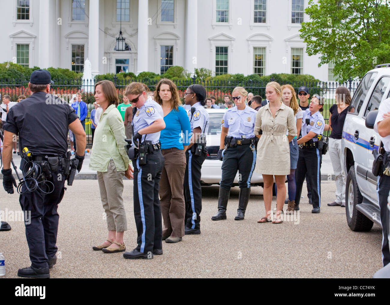 Inhaftierte Demonstranten bis zur Verarbeitung vor dem Weißen Haus, Washington, DC, USA gefüttert Stockfoto