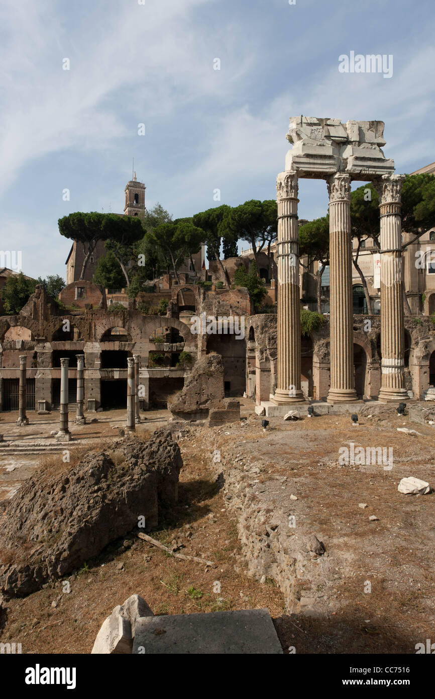 Der Platz auf dem Forum Romanum. Die drei Säulen sind die Überreste des Tempels der Venus Genetrix, Rom Stockfoto