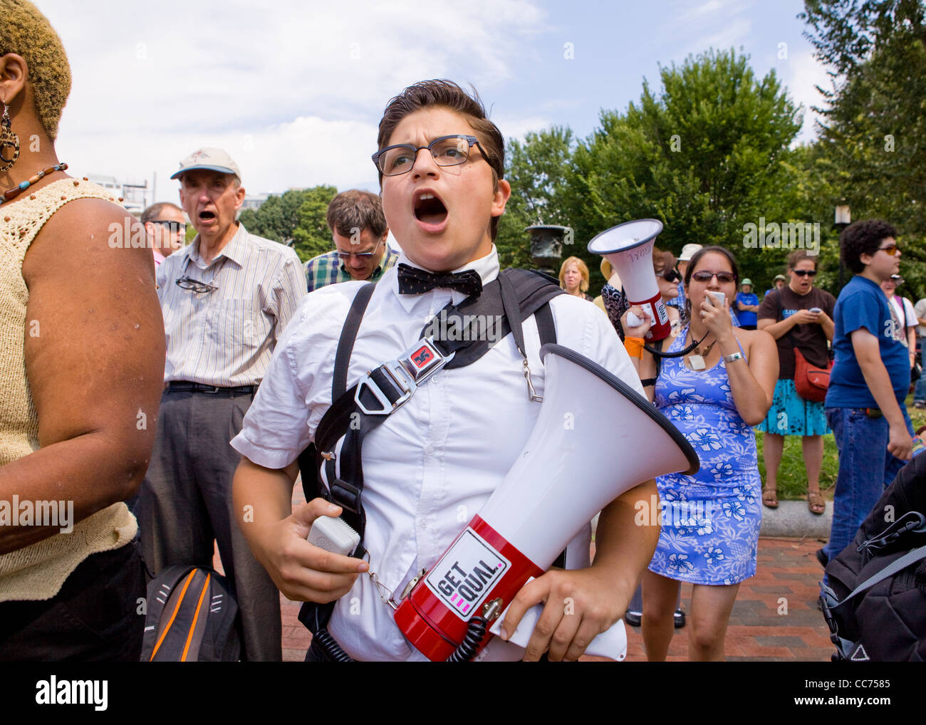 Demonstrant mit einem Megaphon Stockfoto