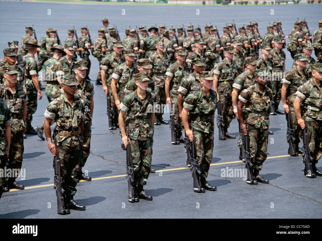 Marine Platoon Gewehr Drill Bildung, neue Rekruten, Marinekorps rekrutieren Depot Parris Island, SC, USA Stockfoto