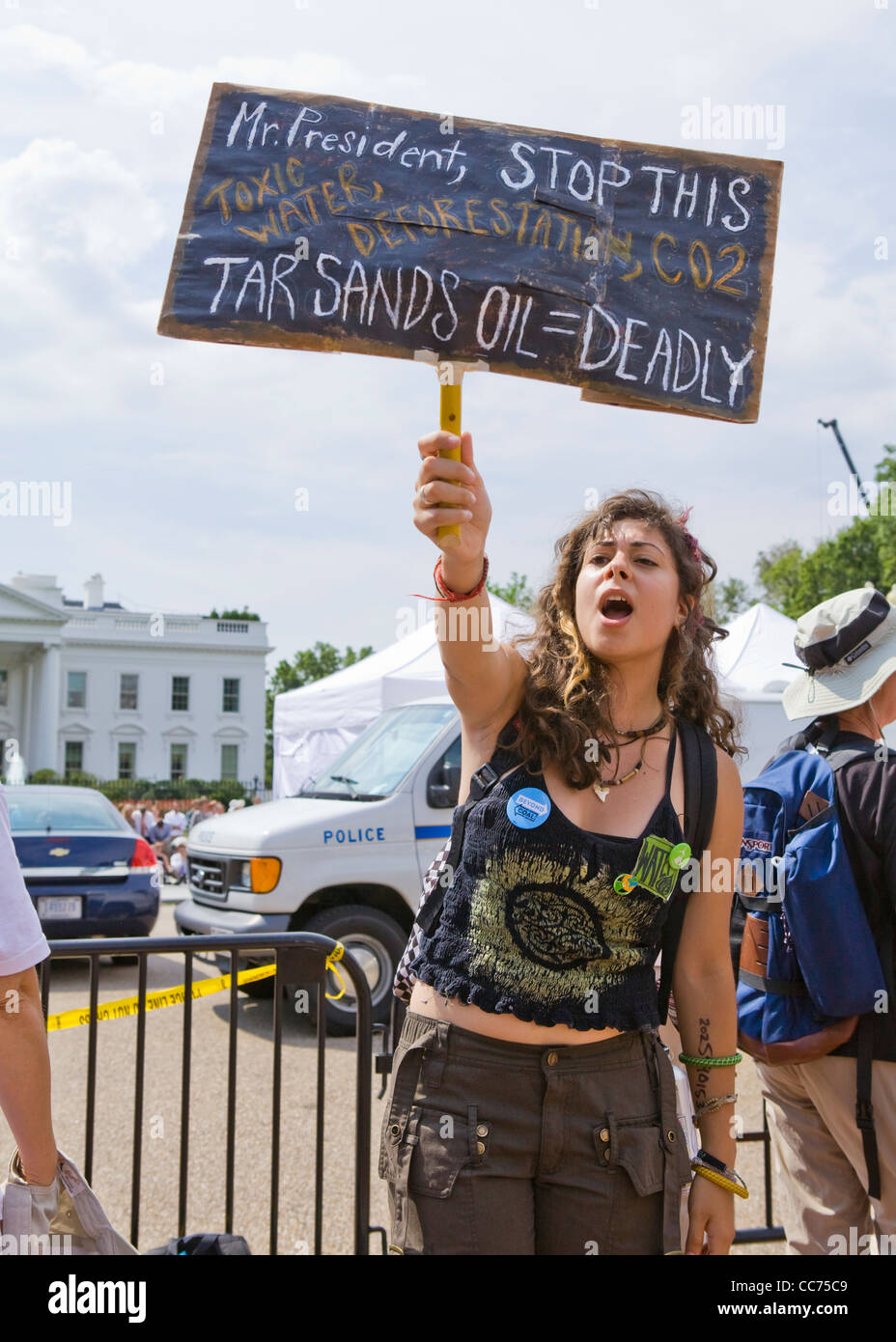 Eine weibliche Tar Demonstrant Sands halten eine Mahnwache (Klima, Umwelt protestieren Demonstrant) - USA Stockfoto