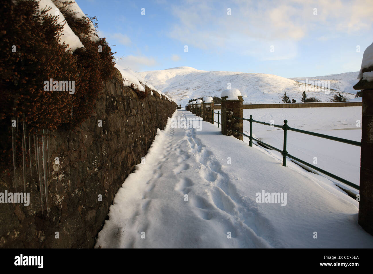 Schneebedeckten Gehweg um gefrorene Glen Devon-Stausee in Fife Schottland Stockfoto