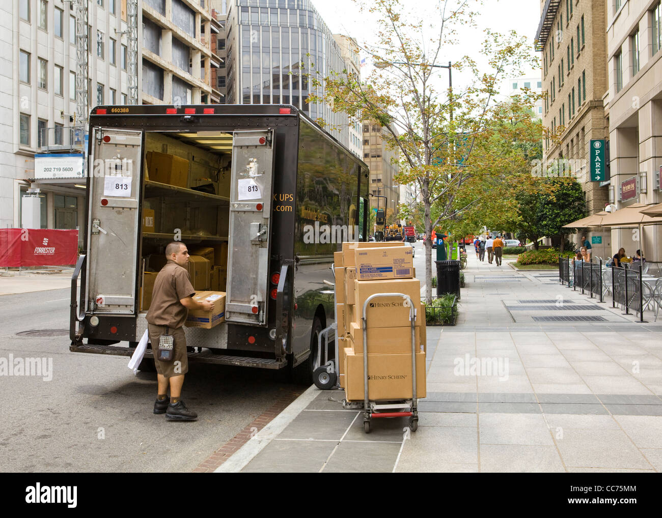 UPS Lieferung Mann entladen Pakete von LKW - Washington, DC USA Stockfoto