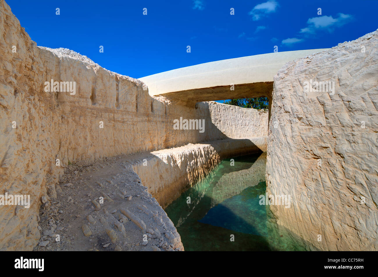 Brücke über einen Kanal Sandstein Stockfoto