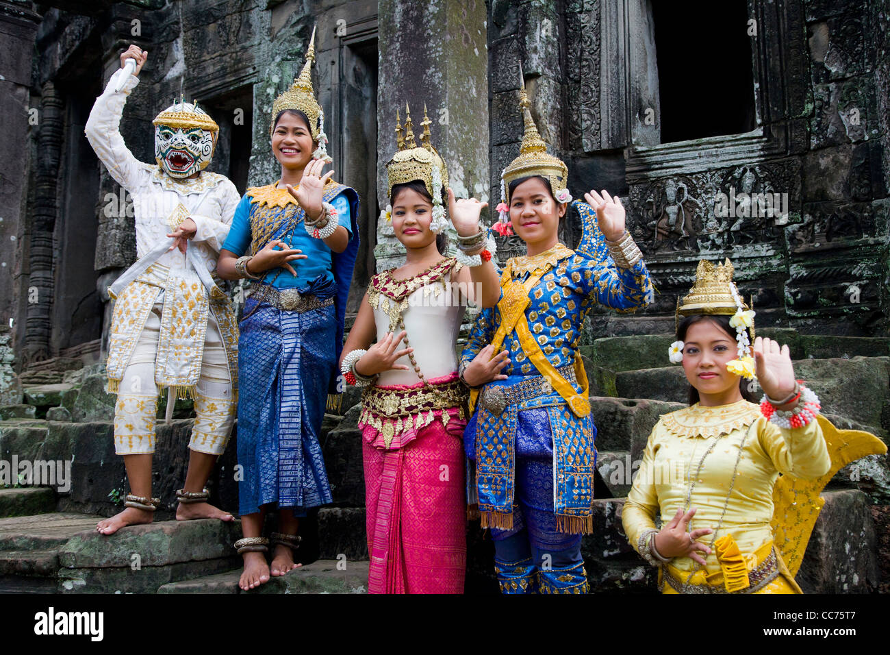 Fünf lokale kambodschanische Mädchen posieren in Tracht am Bayon-Tempel, Angkor, Kambodscha Stockfoto