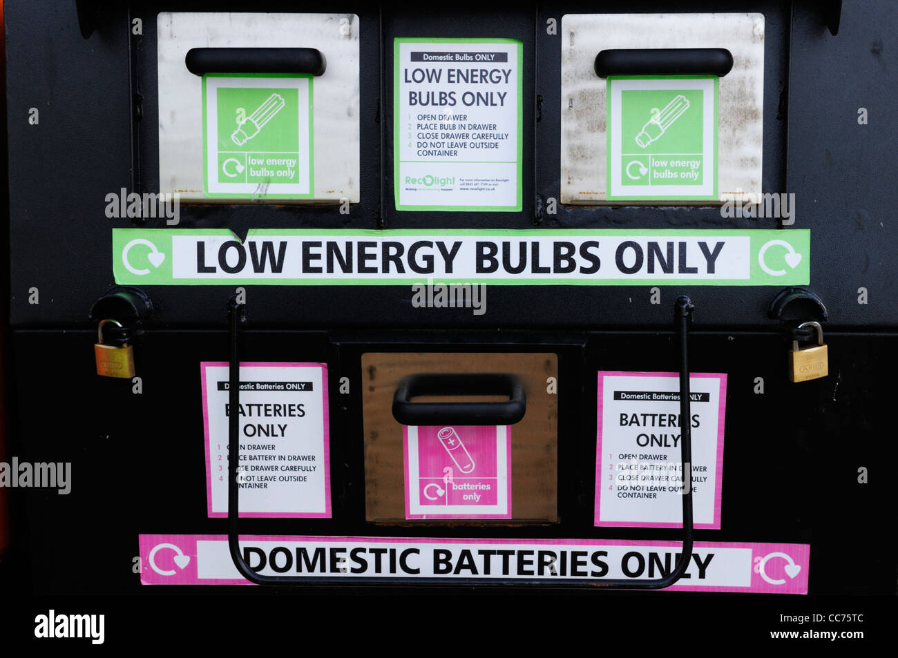 Niedrig-Energie-Glühbirne und Batterie-Recycling bin, Cambridge, England, UK Stockfoto