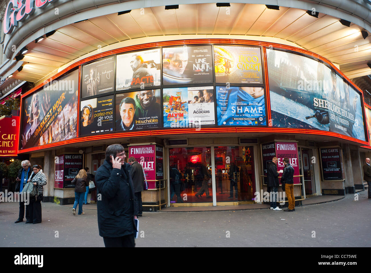 Paris, Frankreich, Mann, der vor dem Marquee des französischen Kinos steht, „Gaumont Opera“ mit Kinoplakaten, Werbespot, Eingang, Vintage-Filmplakate Stockfoto