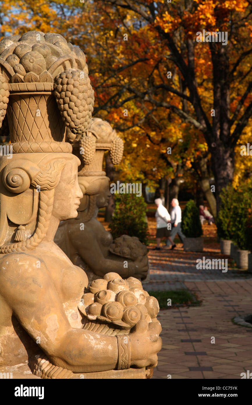 Europa, Tschechische Republik, Františkovy Lázně.  Statue der Sphinx im Stadtpark Stockfoto