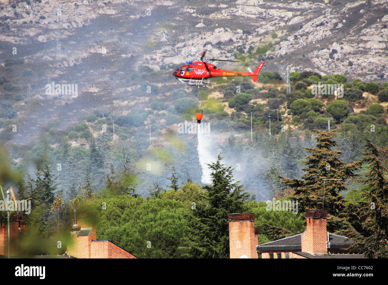 Feuerwehr Hubschrauber Feuer auf dem Berg Stockfoto