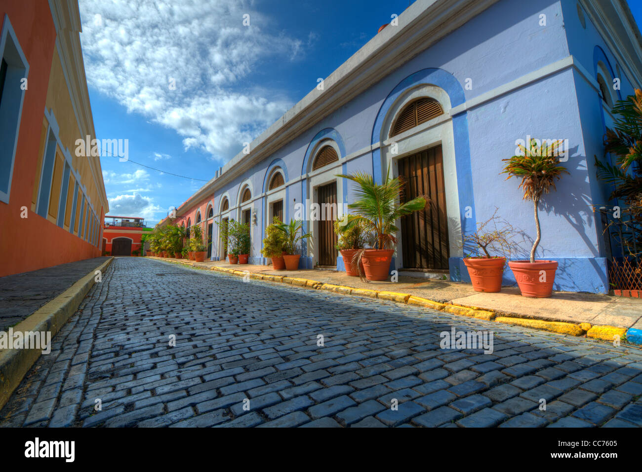 Gasse in der alten historischen Stadt San Juan, Puerto Rico. Stockfoto